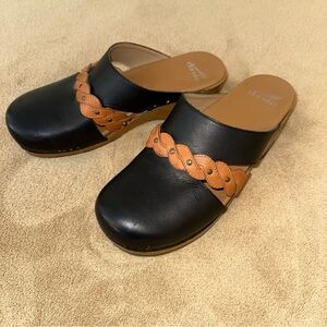 Dansko Sherise Black Leather Brown Braid Clog 41